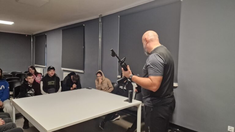 Lekcja wychowania fizycznego na&nbsp;strzelnicy wirtualnej