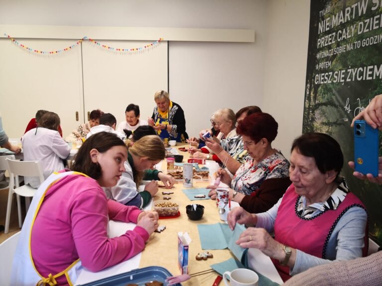 Wspólne ozdabianie pierników z&nbsp;paniami z  Klubu Seniora