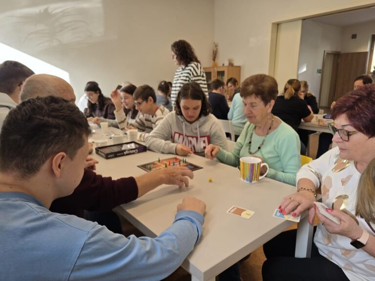 Szkolny Klub Wolontariatu „Bez&nbsp;umiaru” w&nbsp;Klubie Seniora