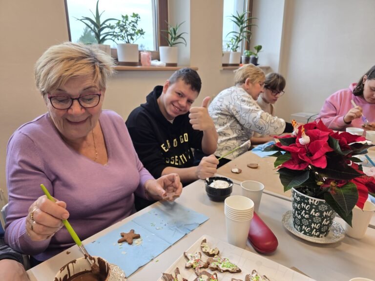 Koło „Bez Umiaru” z&nbsp;Klubem Seniora dekorują pierniczki